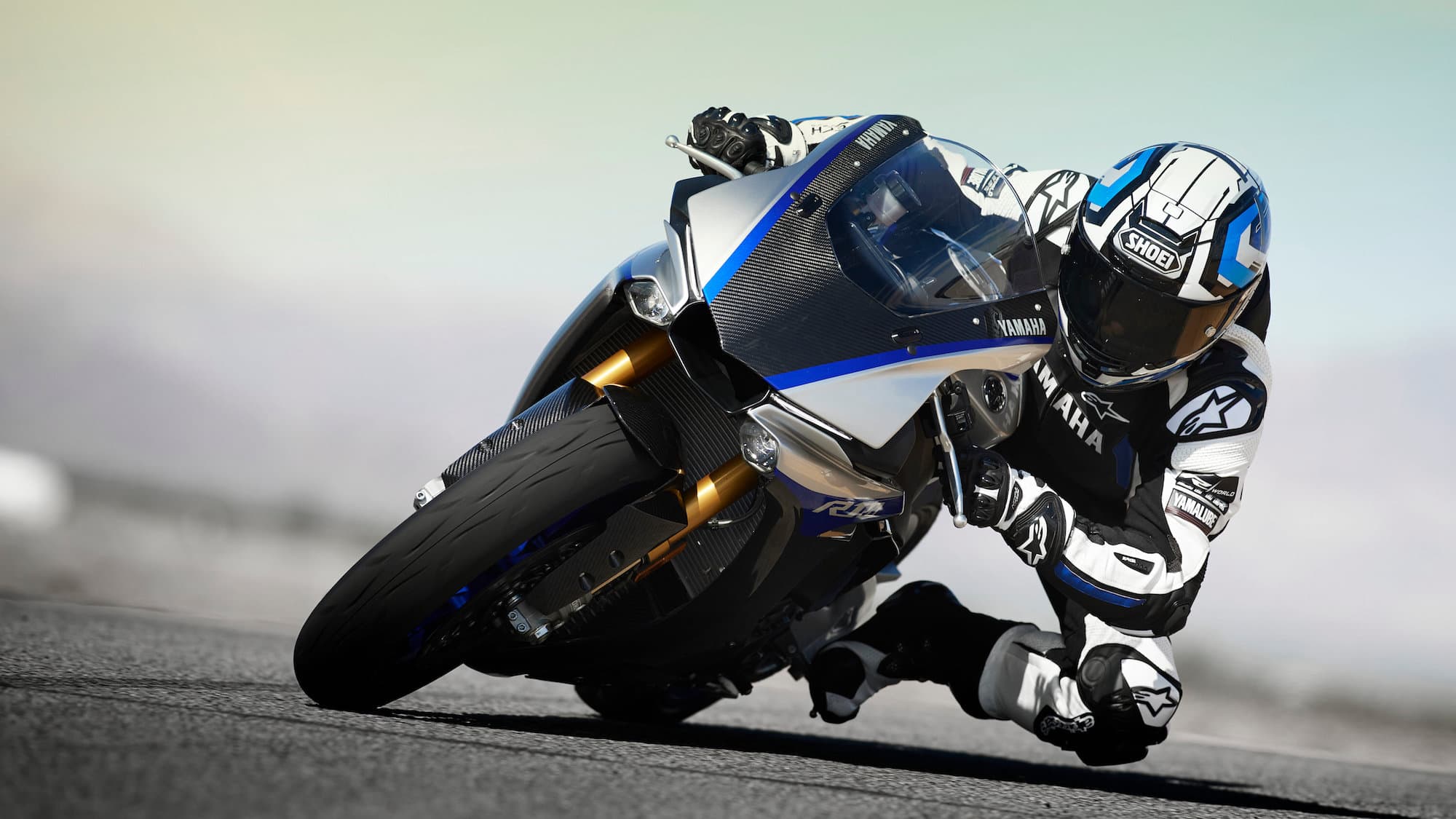 2018 Yamaha YZF-R1 on track knee down