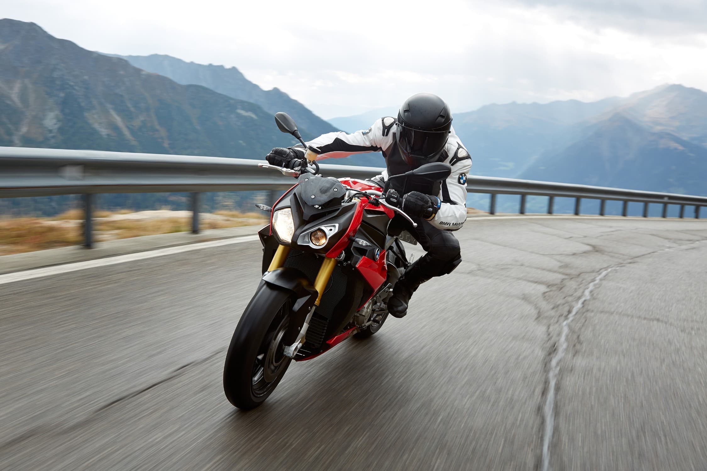 2014-2016 BMW S 1000 R LHS leaned over riding
