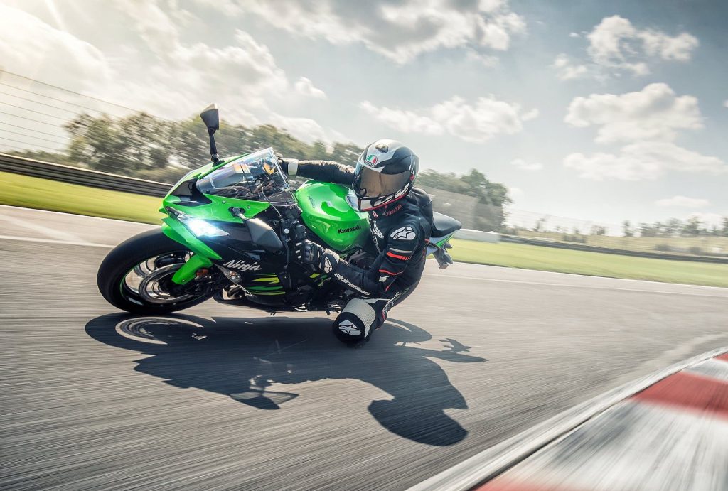 Kawasaki ZX-6R 636 green action on track knee down