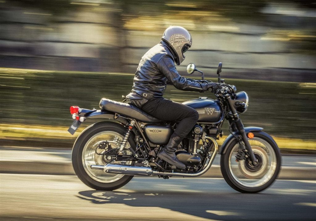 Kawasaki W800 grey - riding position