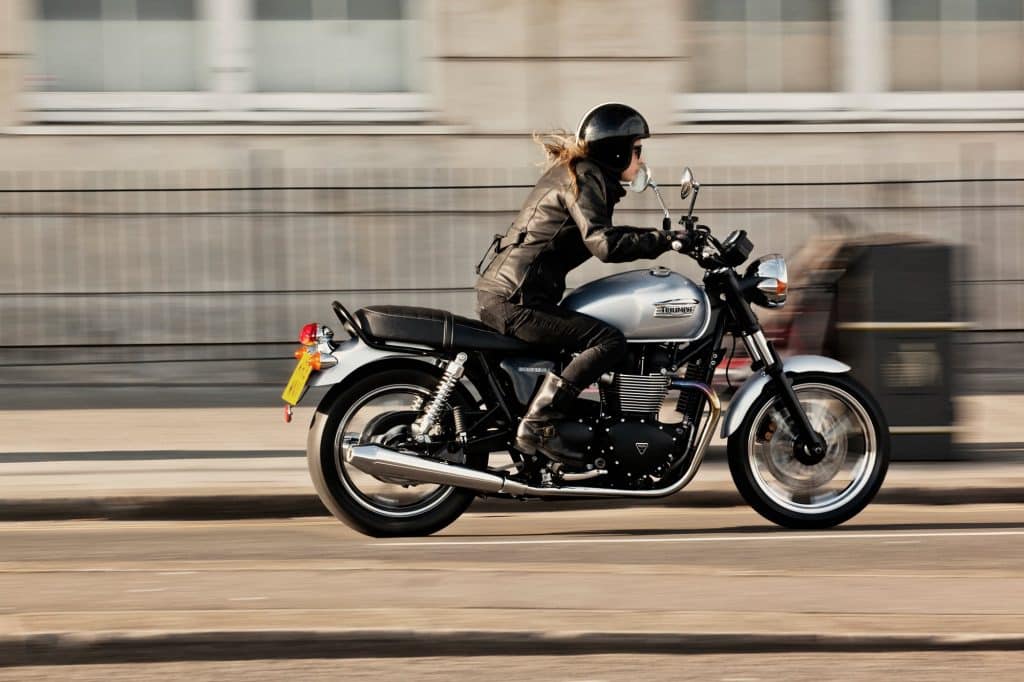 Triumph Bonneville 865 EFI RHS action