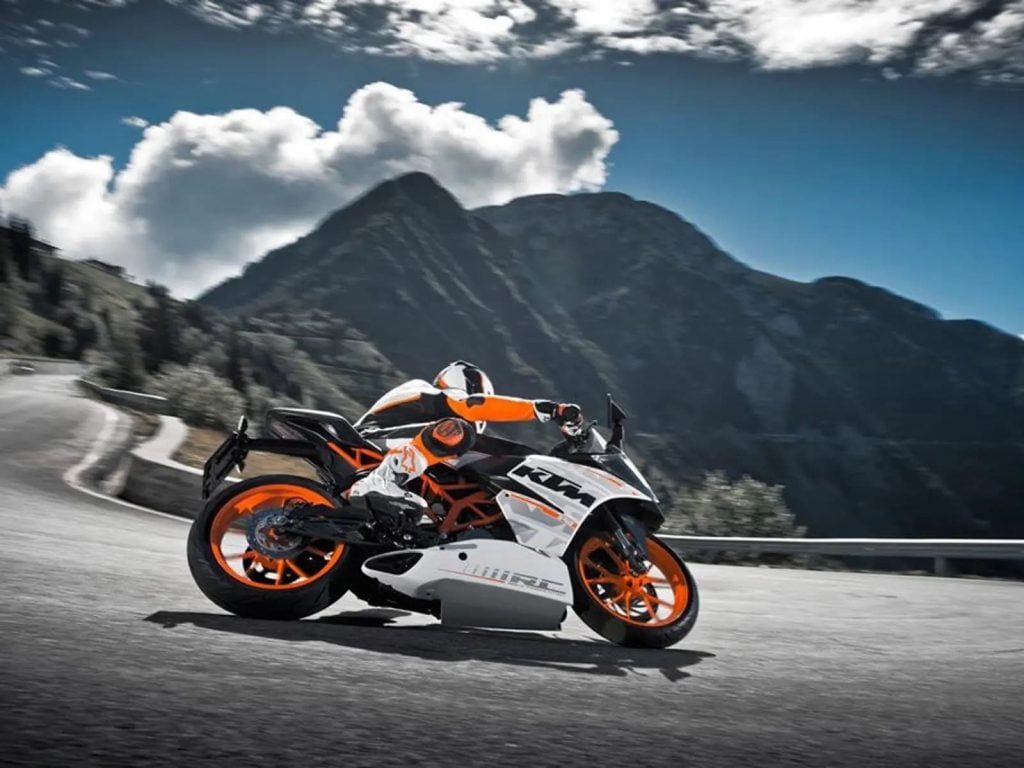 2014 KTM RC 390 in winding mountain road