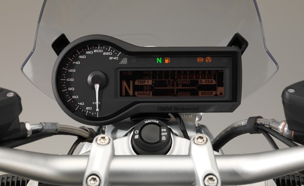 2015 BMW R 1200 R analogue and digital display