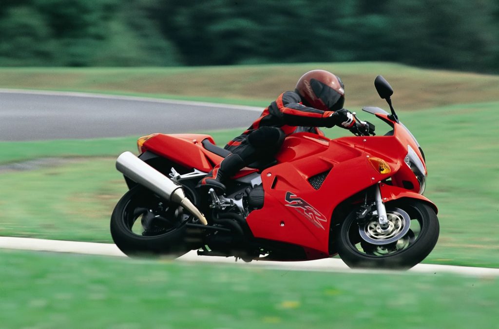 Honda VFR800 5th gen 1998-2001 action 1