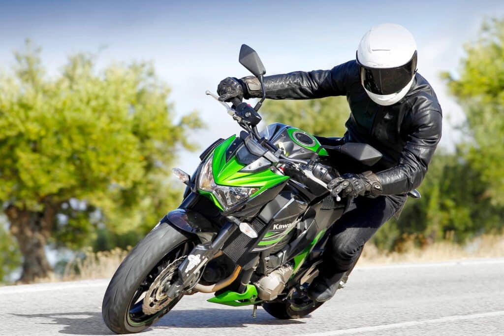 Kawasaki z800 ride action leaned