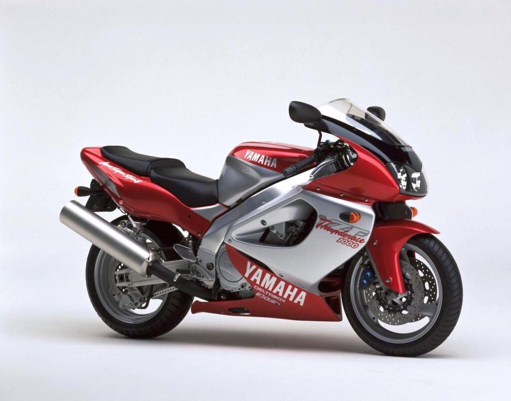Yamaha YZF1000R Thunderace red and silver rhs 3-4