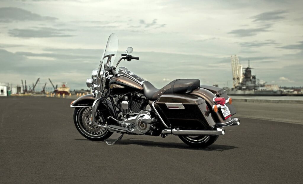 2013 FLHR Road King static on location