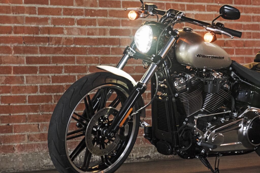 Harley-Davidson Breakout FXBR Milwaukee-Eight 107 front headlight