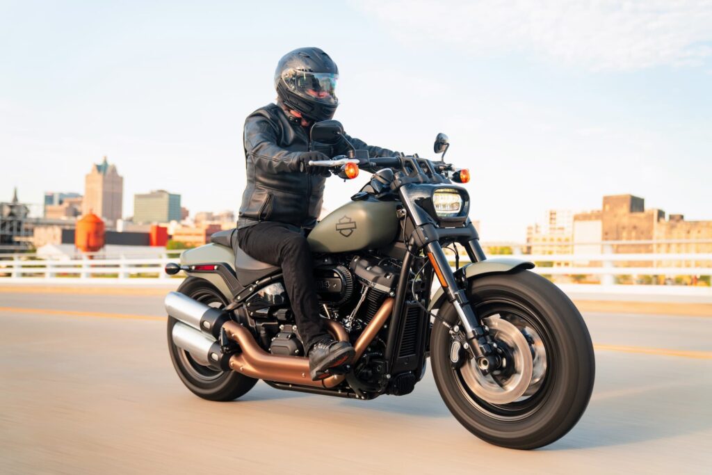 2021 Harley-Davidson FXFBS Fat Bob action riding