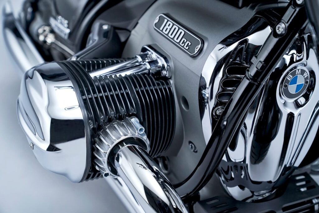 BMW R 18 — an air-cooled huge 1800 cc engine