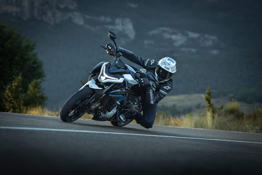 CFMOTO 675NK 2025 Action (7)