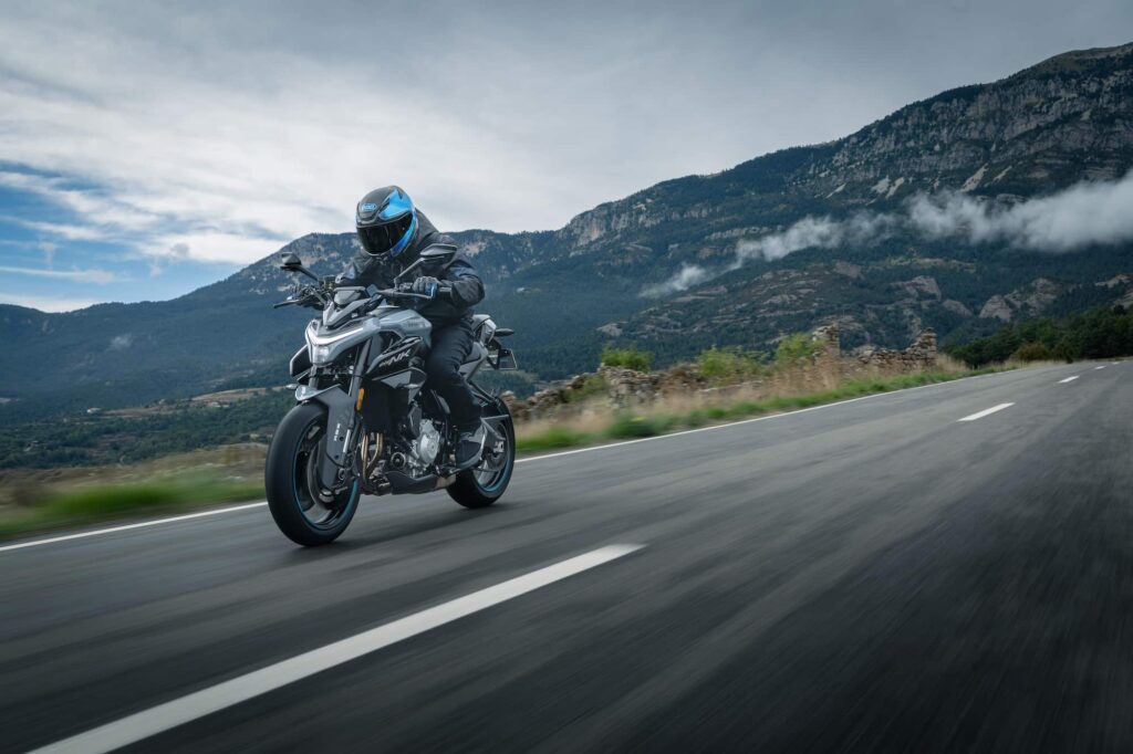 CFMOTO 675NK Action (3)