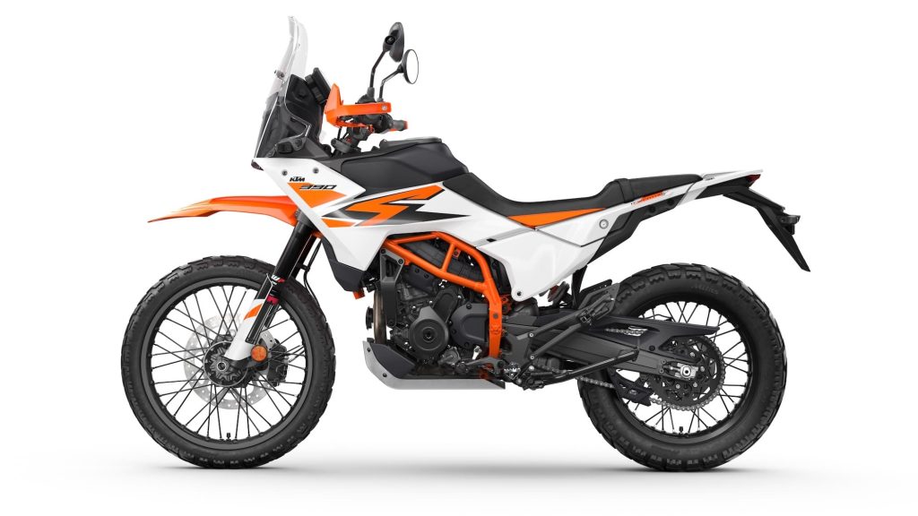 MY25-KTM-390-Adventure-R-White-90-left_04_STUDIO. Photographer: Tschann E.